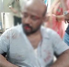 এবার কথিত ক্যাশিয়ার আকাশ স্থানীয়দের গণধোলাইয়ের শিকার